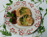 Foto del paso 7 de la receta: Galantina de pollo y pimiento, rellena de brócoli con tomate caramelizado