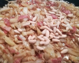 Foto del paso 11 de la receta: Salchicha blanca de Baviera con repollo, bacon y piñones