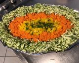 Une image de l'étape 6 de Salade de courgette, carottes et poivrons jaunes au surimi et ciboulette fraîche.