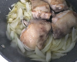Foto del paso 1 de la receta: Pollo con cebollas en ajada con perejil y vino