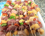 Foto del paso 2 de la receta: Pinchos de pollo, cerdo y ternera