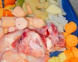 Foto langkah ke 1 dari resep 250. Sop Kaldu Ayam Sosis Simple.