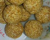 A picture of step 2 of Till ke laddu.