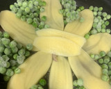 Foto del paso 5 de la receta: Merluza con rodajas de patata y guisantes