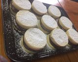 Foto del paso 11 de la receta: Alfajores de maicena rellenos de crema bariloche