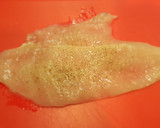 Foto del paso 2 de la receta: Rollitos de pollo, queso y salchichas