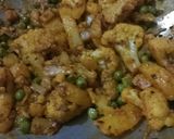 A picture of step 3 of Aloo ghobhi matar.