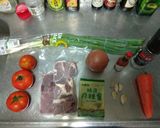 減肥也可以吃飽飽：無水蕃茄燉牛肉[電鍋版]的食譜步驟1照片