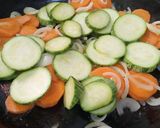 Foto del paso 3 de la receta: Pastel de quinoa y vegetales vegano y sin harina