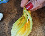 Foto del paso 4 de la receta: Flores de calabacín rellenas de queso