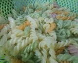 Hình bước làm 2 của món Nui xoắn xào thập cẩm