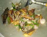 Foto langkah ke 4 dari resep Ikan Asin Cabai Hijau.