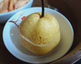 Hình bước làm 1 của món Lê chưng đường phèn