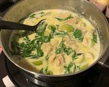 รูปขั้นตอนการทำที่ 3 ของ แกงเขียวหวานไก่ มะเขือเปราะ