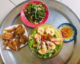 Hình bước làm 4 của món Canh chua tômCá khô đù chiênRau muống xào tỏi