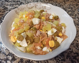 Foto del paso 3 de la receta: Ensaladilla con salmón ahumado, atún.... Canónigos. Con mahonesa sin gluten y sin lácteos