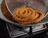A picture of step 4 of Chakli (Muruku).