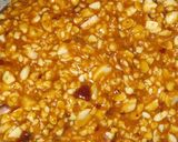 क्रिस्पी मूंगफली तिल गुड़ चॉकलेट लॉलीपॉप (Crispy moongfali til gu रेसिपी चरण 2 फोटो