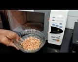 A picture of step 1 of Papad poha chivda.