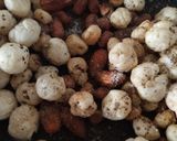 A picture of step 4 of Chatpata Makhana snacks.