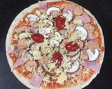 Hình bước làm 3 của món Pizza xúc xích thịt nguội