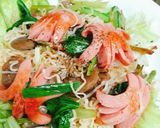 Hình bước làm 2 của món Ăn sáng với mì gói bò viên xúc xích
