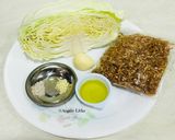 Foto langkah ke 1 dari resep Tumis kol tabur udang kering.