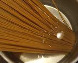 Φωτογραφία βήματος 1 της συνταγής Spaghetti στη λαδόκολλα με μελιτζάνες και καλαμπόκι