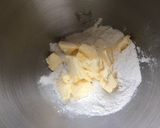 Une image de l'étape 2 de Pâte brisée à la crème de cassis.