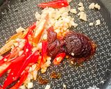 รูปขั้นตอนการทำที่ 1 ของ "ผัดหอยลาย" 🦪🌿🌶️🧄