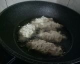 Foto langkah ke 4 dari resep Sosis mie telur gulung.