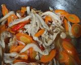 Foto langkah ke 3 dari resep Tumis jamur wortel saus tiram.