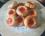 Foto langkah ke 6 dari resep Strawberry Thumbprint Cookies.