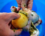 Foto del paso 11 de la receta: Pollo asado al horno, relleno de limón encurtido y patatas