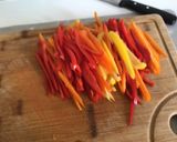 Foto del passaggio 3 della ricetta Gazpacho di datterini con gamberi allo zenzero