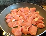 Foto del paso 2 de la receta: Pollo salteado al vino blanco