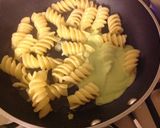 Foto del passaggio 7 della ricetta Fusilloni con gamberi, calamari e crema di cavolfiore romanesco