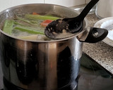 Foto del paso 3 de la receta: Caldo de Pollo Casero