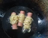 Foto langkah ke 4 dari resep Mie Gulung Sosis.