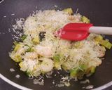 A picture of step 4 of Spaghetti with creamy avocado and prawns.