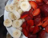 स्ट्रॉबेरी और बनाना ओट्स ड्रिंक (strawberry aur banana oats drink recipe in Hindi) रेसिपी चरण 2 फोटो