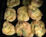 Foto del paso 3 de la receta: Tortitas de calabacitas con mole de masa