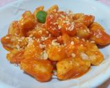 Foto del passaggio 8 della ricetta Gnocchi fatti in casa con pomodoro e mozzarella