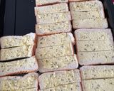 Gambar langkah 2 resipi Garlic spread & Garlic bread.