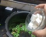 A picture of step 2 of Matar pulao.