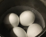 Foto del paso 1 de la receta: Pascuas: Huevos marmolados con crema de roquefort