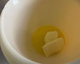Une image de l'étape 1 de Gâteau aux groseilles noires, citron et crème.