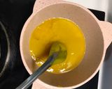 Hình bước làm 1 của món Súp bí đỏ thịt ức gà ram xé topping lá mùi tây