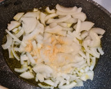 Foto del paso 2 de la receta: Pollo encebollado con setas y calabacín