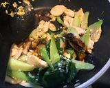 รูปขั้นตอนการทำที่ 3 ของ ผัดซีอิ๊ว อกไก่
